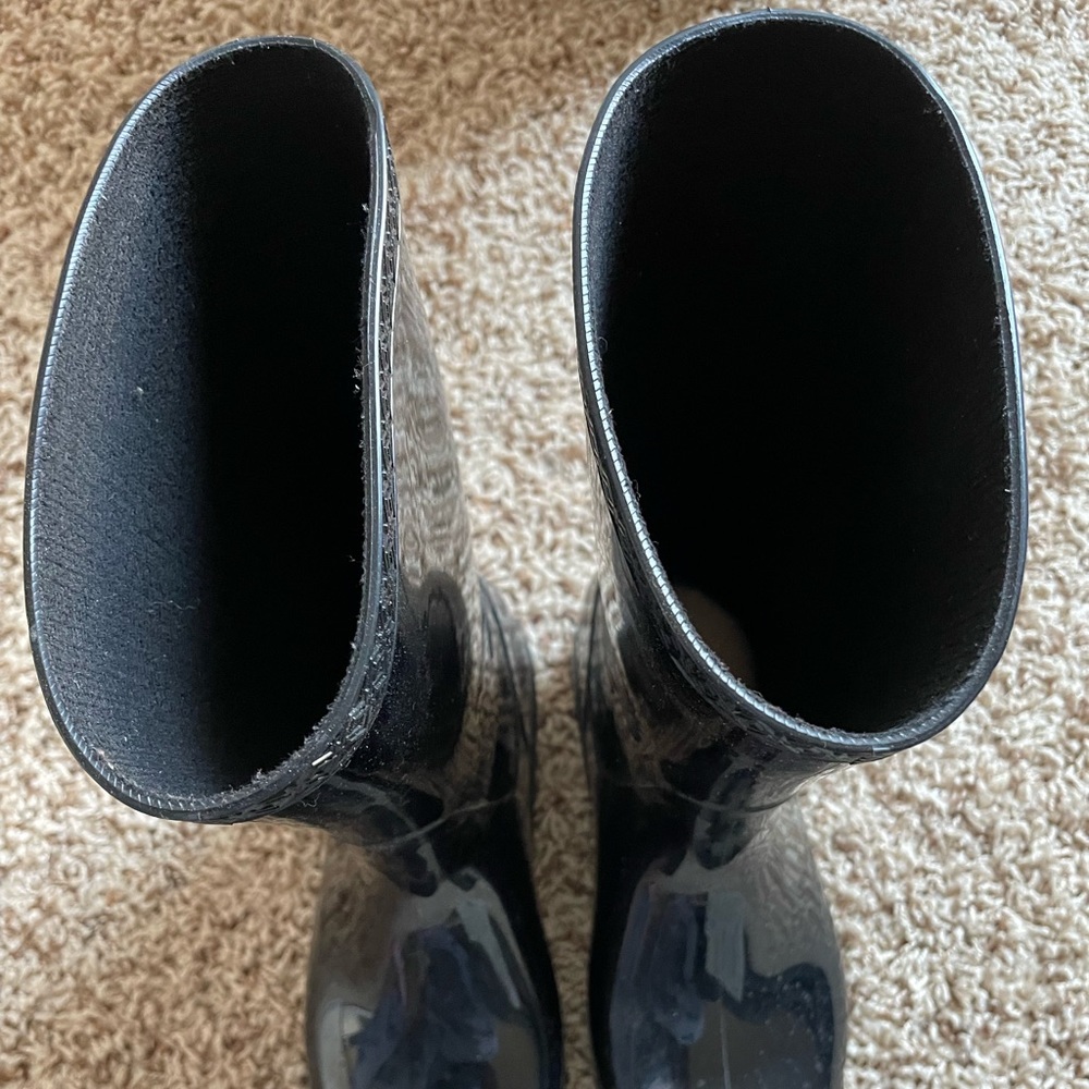 Black Ugg boots